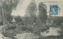Tarnac : "La Corrèze illustrée - Tarnac - Le moulin du château". Réfection du toit de chaume.