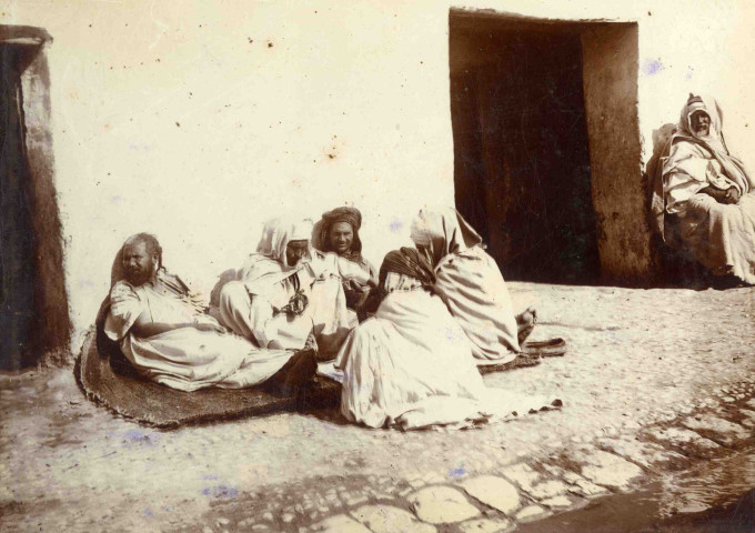 Groupe d'hommes occupés à jouer.