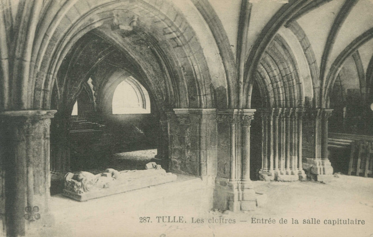 Tulle : "287. Tulle. Les cloîtres - entrée de la salle capitulaire".