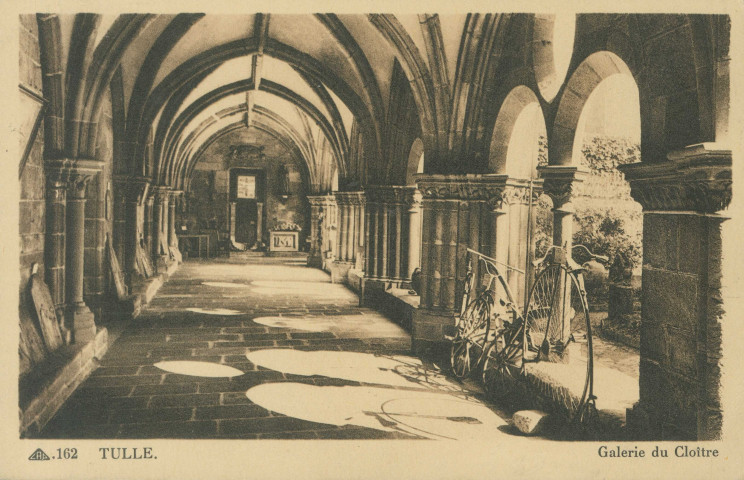 Tulle : "162 Tulle. - Galerie du cloître".