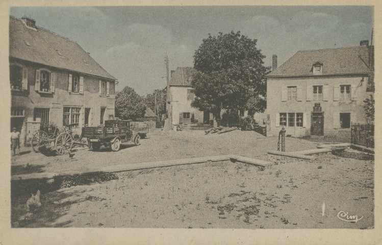 Saint-Julien-le-Vendômois : "St-Julien-le-Vendômois (Corrèze) - Place centrale".