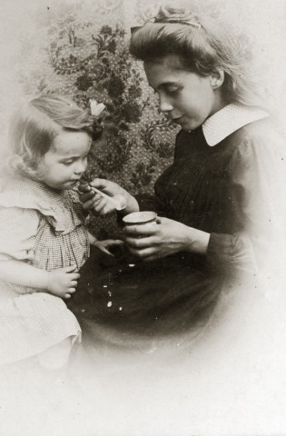 Portrait d'une jeune fille (Marie-Lucie Montagut ?) et jeune enfant faisant des bulles de savon.