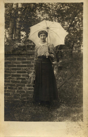Portrait d'une jeune femme tenant une ombrelle.