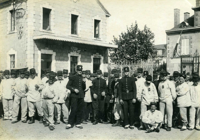 Caserne Brune, groupe d'appelés du 14e de ligne devant l'entrée.