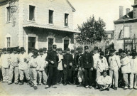 Caserne Brune, groupe d'appelés du 14e de ligne devant l'entrée.