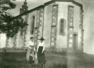 Portrait de Laure Gioux et Germaine Fourgeaud devant l'église de Chamboulive.