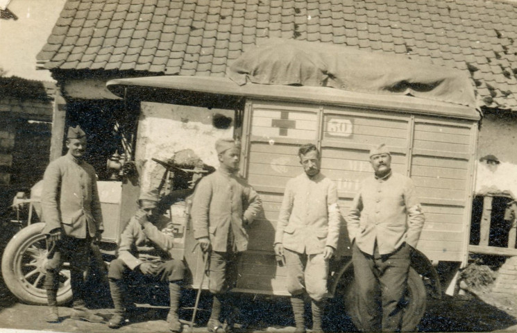 Devant une ambulance.