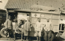 Devant une ambulance.