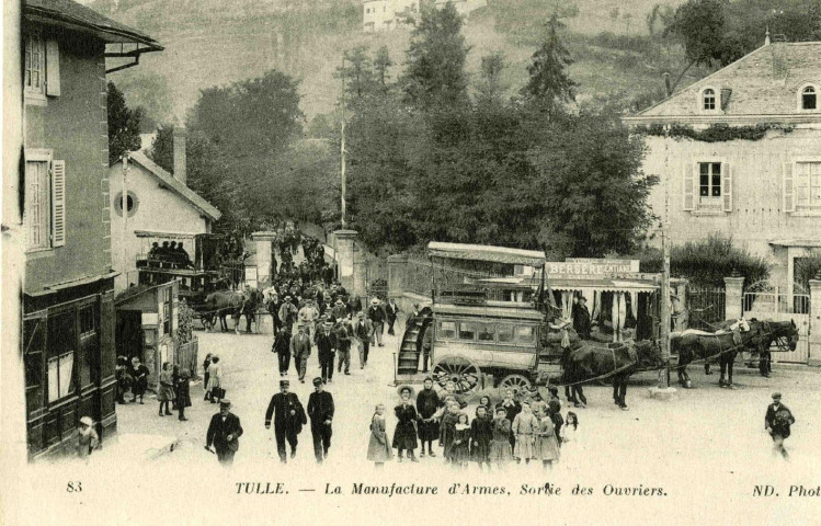 "83 Tulle. - La Manufacture d'Armes. Sortie des ouvriers".