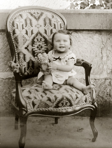 Portrait de bébé sur un fauteuil.