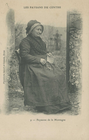 Folklore : "Les paysans du Centre - 9 - Paysanne de la montagne".