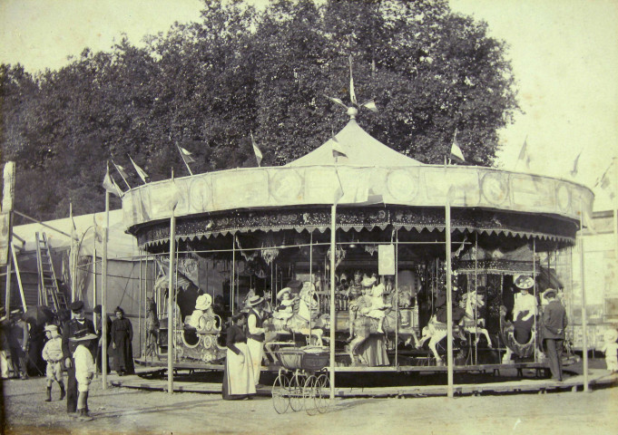 Place de la Guierle, les Foires Franches, manège.