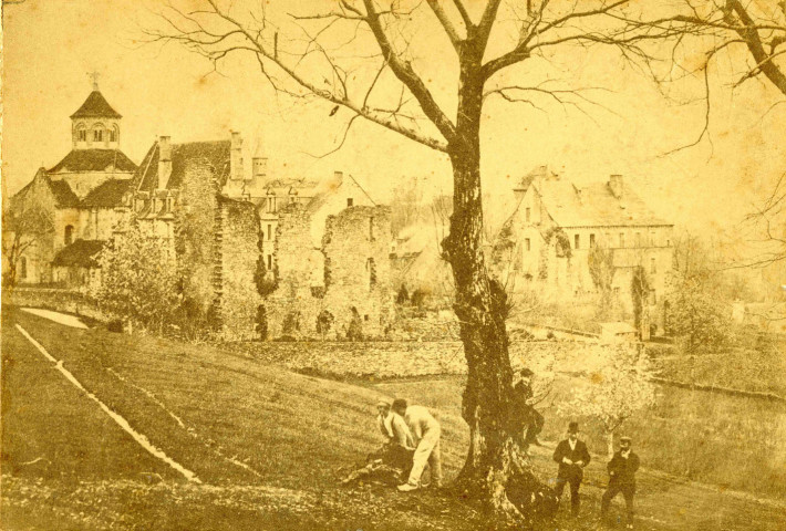 Vue sud-est de l'abbaye, au premier plan, les ruines du château de l'abbé commendataire.