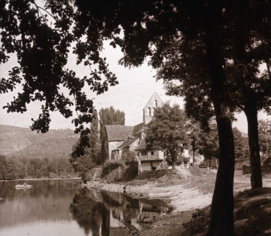 Chapelle et barques.