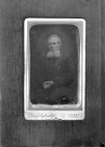 Portrait de studio d'un vieil homme assis, par Eyboulet, Ussel.