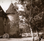 Ferme avec tour ronde.