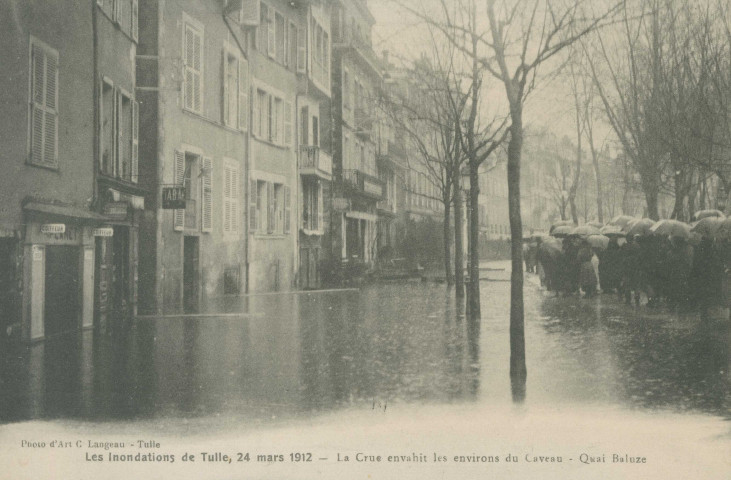 Tulle : "Les inondations de Tulle, 24 mars 1912 - La crue envahit les environs du Caveau - Quai Baluze".