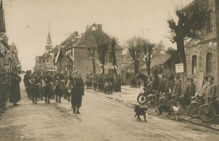 Lapleau : "Chantiers de la Jeunesse n°20 - Groupement Turenne - Lapleau (Corrèze) - Défilé du groupement".