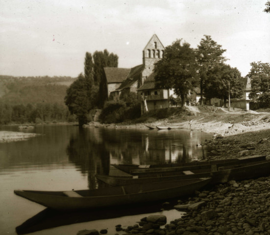 Chapelle et barques.