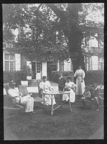 Portrait de groupe devant l'entrée principale du château de Saint-Priest-de-Gimel.