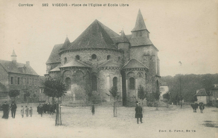 Vigeois : "Corrèze - 582 Vigeois - Place de l'église et école libre".