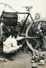Portrait d'un jeune enfant, et bicyclette.