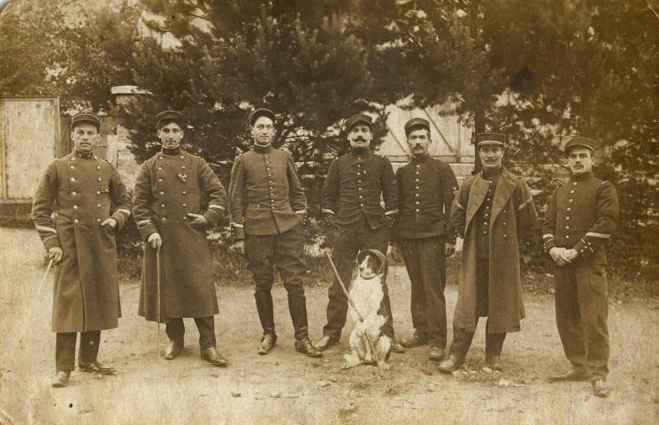 Groupe de soldats et chien, non identifié.