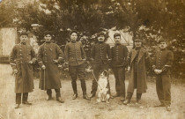 Groupe de soldats et chien, non identifié.