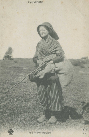Folklore : "L'Auvergne - 183 - Une bergère".