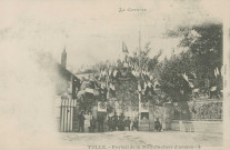 Tulle : "La Corrèze - Tulle. - Portail de la Manufacture d'armes - 4". L'entrée de l'usine est pavoisée en l'honneur de la visite du général André, ministre de la guerre.