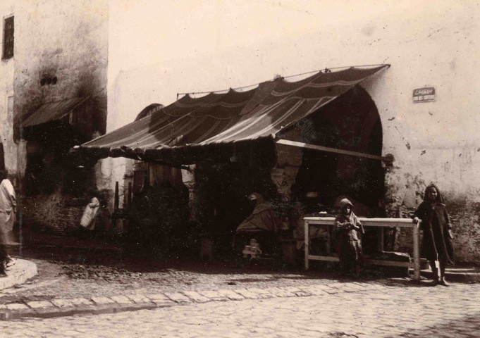 Café maure et marchand de friture.