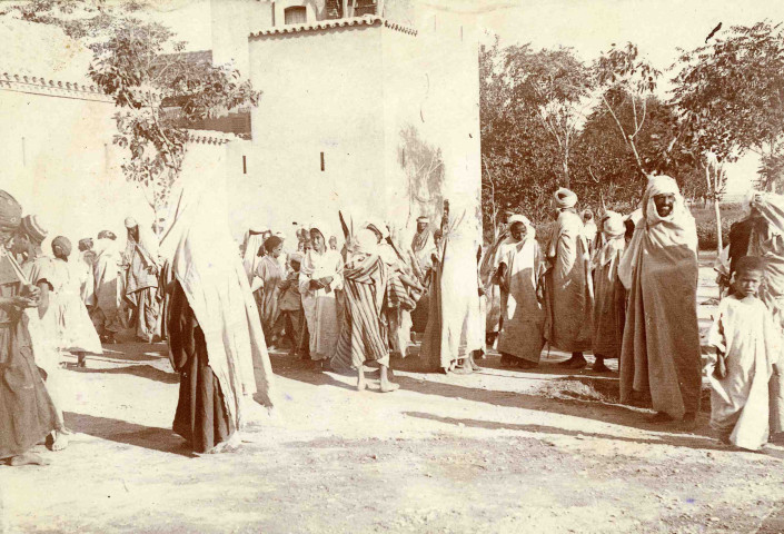Les pauvres devant la maison du caïd.