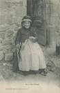 Folklore : "Type du Centre - 64 - Une fileuse".