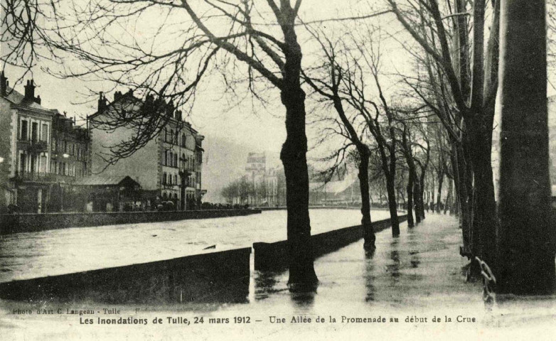 "Les inondations de Tulle, 24 mars 1912. Une allée de la Promenade au début de la crue".