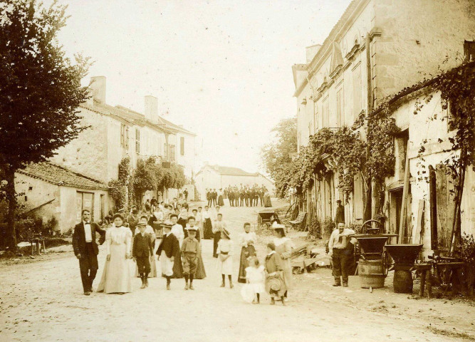 Lougratte : mariage, cortège dans la grand'rue.