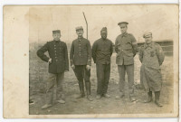 [Camp de Würzburg] : portrait d'un groupe de prisonniers de différentes nationalités devant une clôture de fils barbelés.