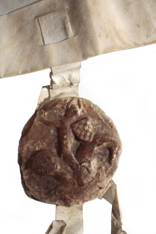 Échange de deux propriétés sises à Meymac entre Antoine Jalinier, barbier, et Jacques Alègre, forgeron, passé devant le commissaire du Comte de Ventadour. Acte sur parchemin. Sceau de cire jaune de Gilbert, Comte de Ventadour, pendant sur double-queue. Meymac, 4 mars 1542