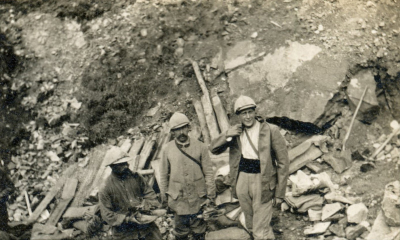 Le fourrier apporte des godillots et vêtements de rechange.