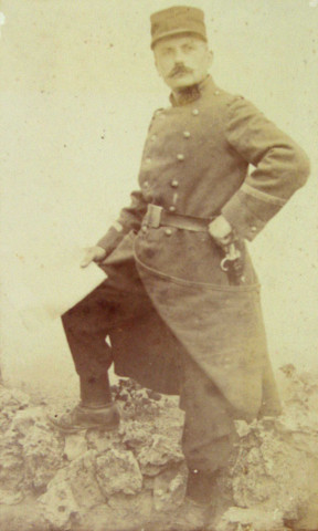 Portrait en pied d'un réserviste du 126e Régiment d'infanterie (A. Guinot ?).