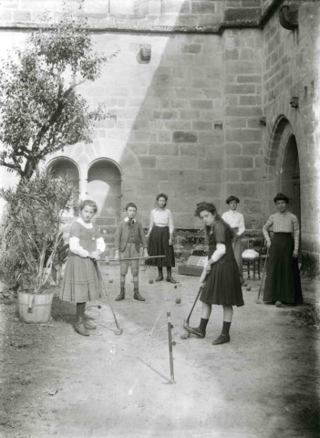 Jeu de croquet dans la cour de l'abbaye.