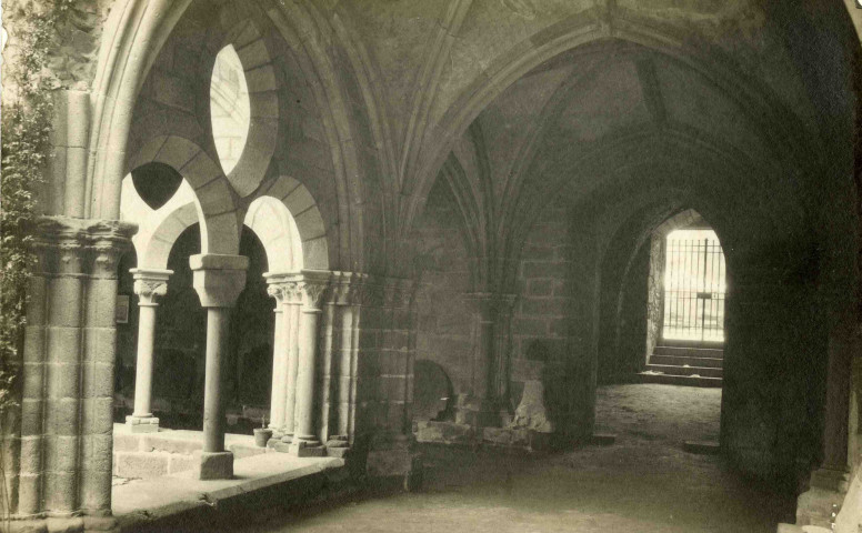 "Cloître de Tulle. - Galerie Nord et porte d'entrée du Musée Lapidaire".