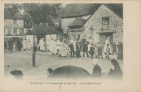 Treignac : "Treignac. - La procession de la Fête-Dieu. - Les Pénitents blancs".