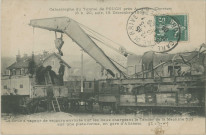 Allassac : "Catastrophe du tunnel de Pouch près Allassac (Corrèze) - (6h20, soir, 15 décembre 1908) - La grue à vapeur de secours envoyée sur les lieux chargeant le tender de la machine 533 sur une plate-forme, en gare d'Allassac".