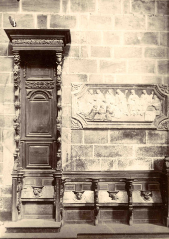 Stalle de bois sculpté.