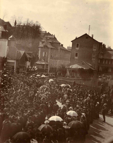 Le cortège traverse le pont de la Barrière (27 mars 1904).
