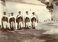 Cinq tirailleurs.