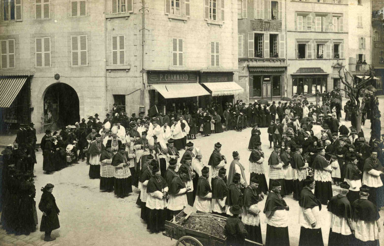 Arrivée du cortège sur le parvis de la cathédrale.