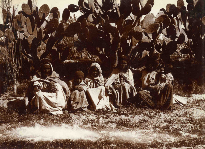 Famille posant devant des figuiers de barbarie.