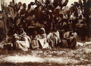 Famille posant devant des figuiers de barbarie.