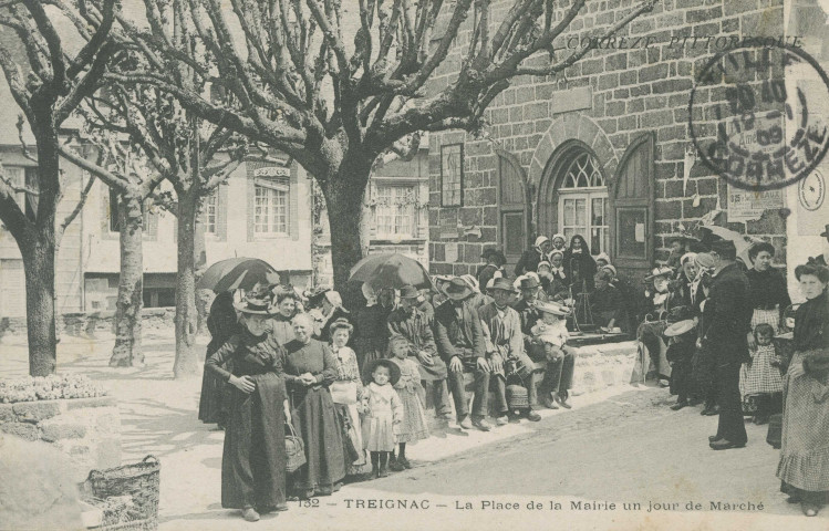 Treignac : "La Corrèze pittoresque - 152 - Treignac - La place de la mairie un jour de marché".